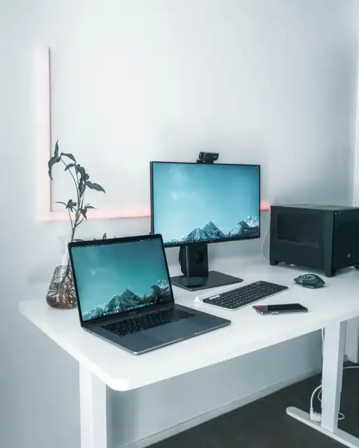 Puesto de trabajo informático Ordenador de sobremesa y portátil