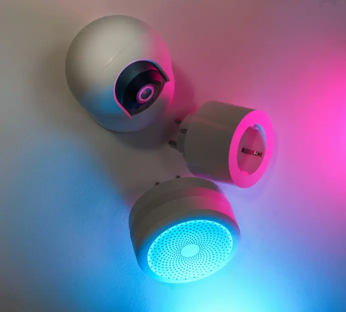 Un enchufe, una cámara y una luz inteligente