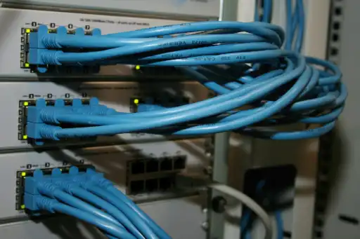 Redes y wifi Cables de red conectados a un switch