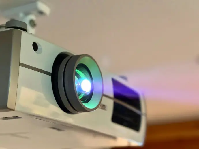 Una vista de cerca de un proyector en el techo